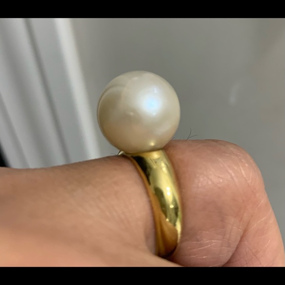 Authentic south sea pearls in 14k yellow gold. 500- ring,...
